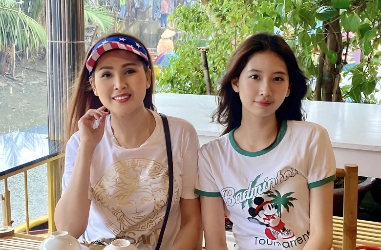 Bảo Ngọc đọ sắc cùng người mẹ nổi tiếng.