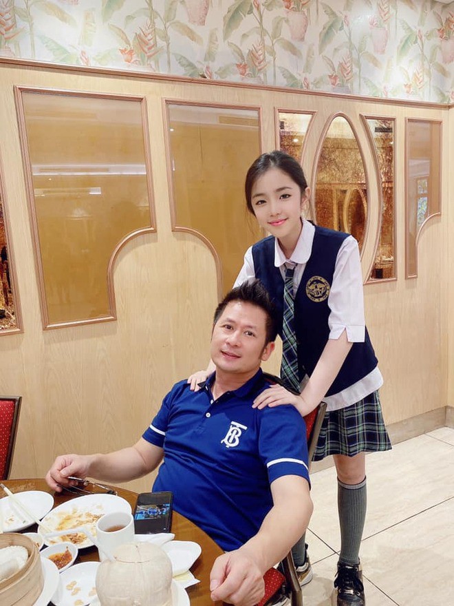 Bằng Kiều nhận Thiên Nga làm con gái nuôi sau lần gặp gỡ trong chuyến đi lưu diễn. 