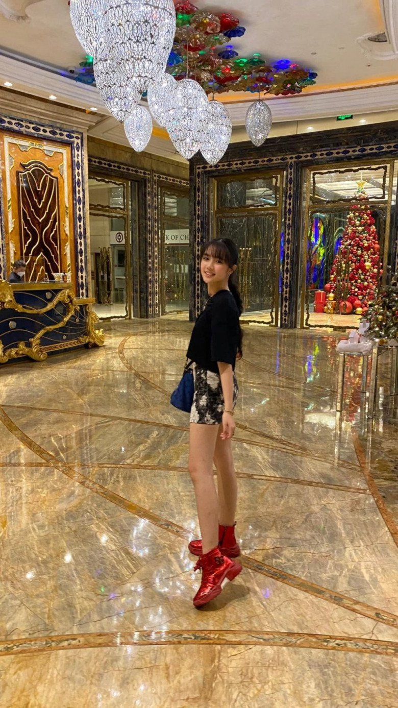 Ở tuổi 15, Thiên Nga cao ráo, có vóc dáng như người mẫu. 