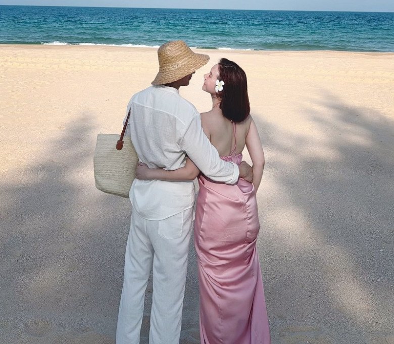 Bạn trai giấu mặt của Hương Giang.