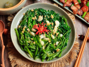 Sức khỏe - Người phụ nữ ăn rau muống tự trồng không hề phun thuốc, bón phân vẫn bị ngộ độc vì mắc một sai lầm nghiêm trọng