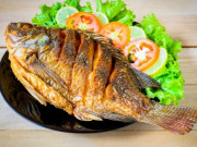 Bếp Eva - Để rán cá vàng giòn không sát chảo, đầu bếp làm mấy điều này giờ tôi mới biết tại sao