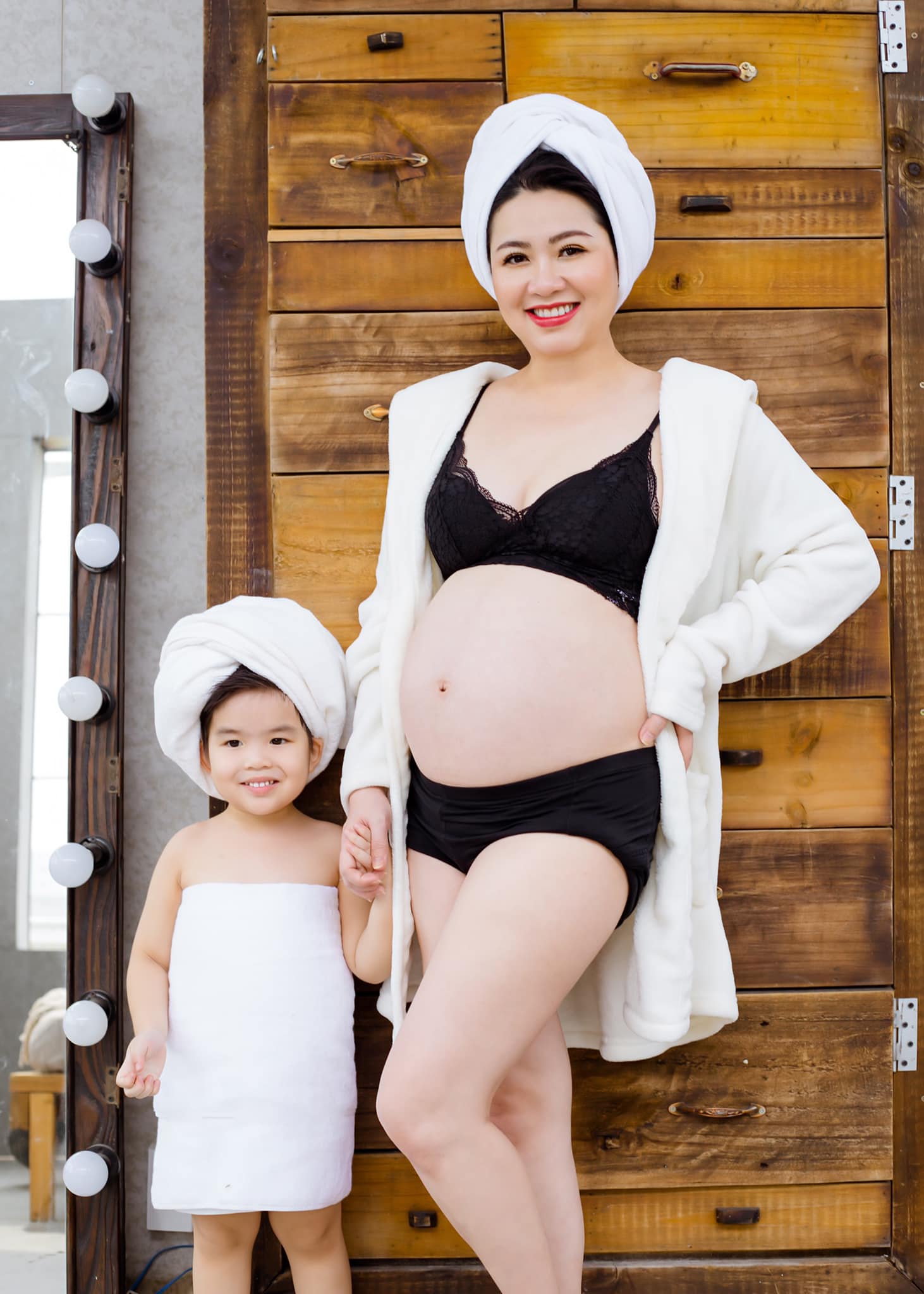 Lê Khánh chụp ảnh khi mang thai cùng con trai đầu lòng.