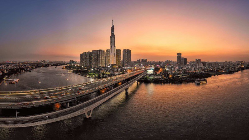 Tòa Landmark 81 được coi là biểu tượng cho sự thịnh vượng, phát triển và hiện đại của TP.HCM nói riêng và cả nước nói chung. Kiến trúc tòa nhà được lấy cảm hứng từ hình ảnh những bó tre truyền thống, mang ý nghĩa đại diện cho sự đoàn kết của toàn bộ dân tộc Việt Nam.
