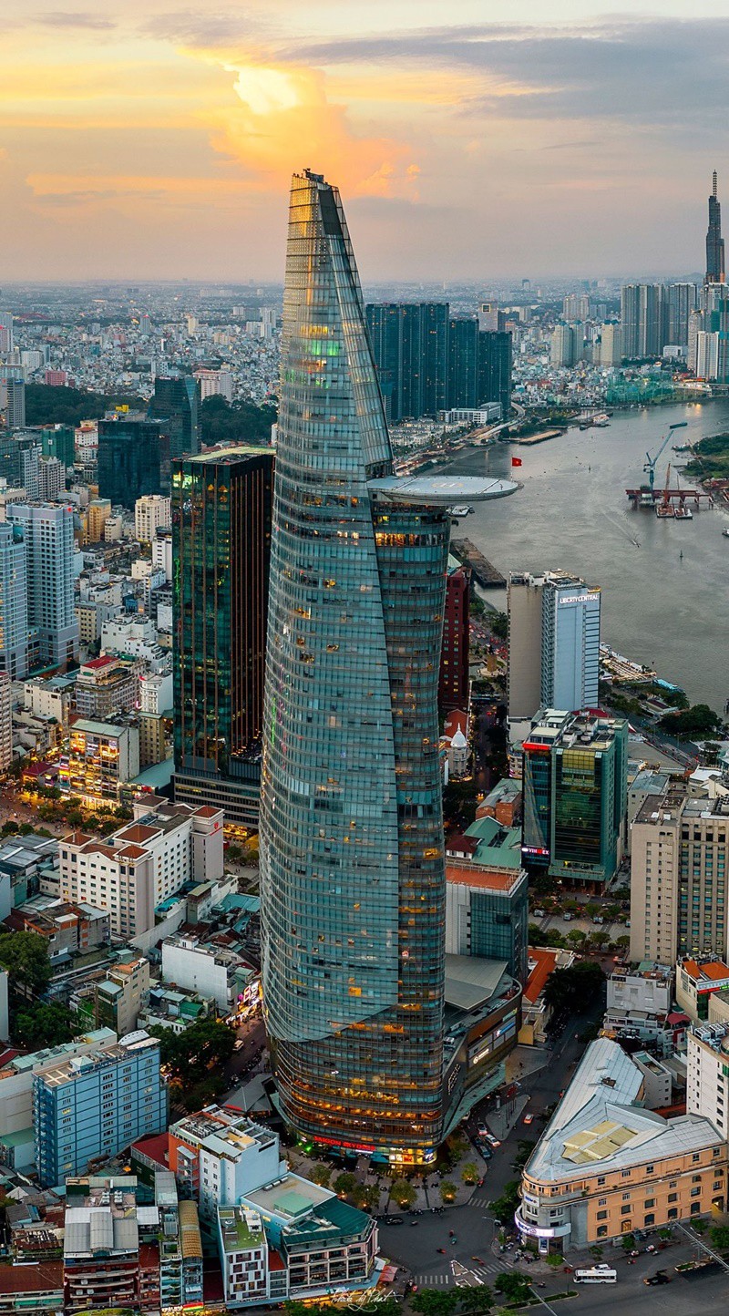 Bitexco Financial Tower tự hào là biểu tượng kiến trúc của TP.HCM với độ cao 262m. Tháp Bitexco đã gây ấn tượng mạnh nhờ những nét kiến trúc tinh tế. Được thiết kế trên hình mẫu bông hoa sen, Bitexco là biểu tượng cho vẻ đẹp thanh thoát và sự tăng trưởng của TP.HCM.
