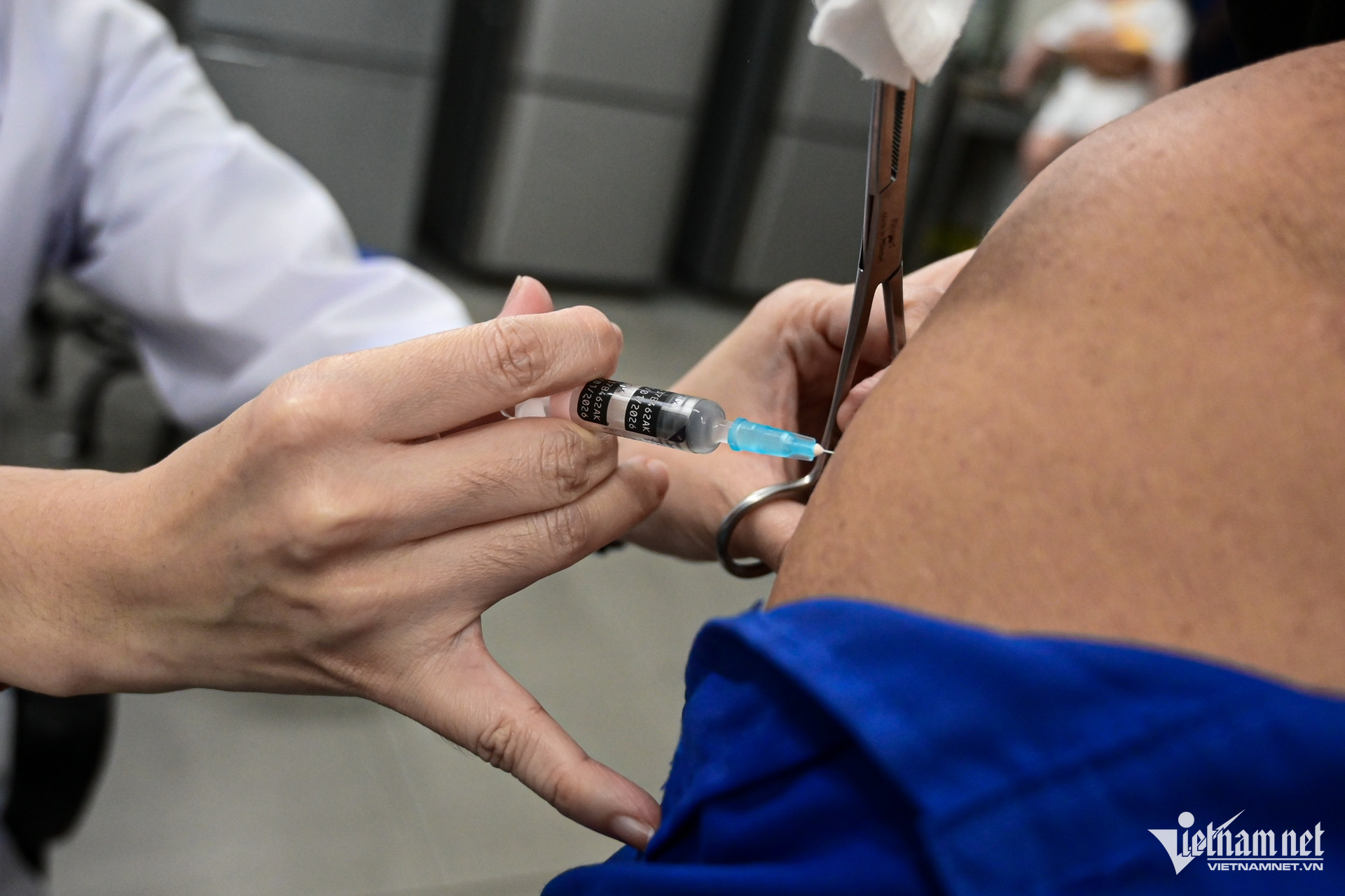 Cả nhà đưa nhau đi tiêm phòng bạch hầu, Viện Pasteur TPHCM tạm hết vắc xin - 7