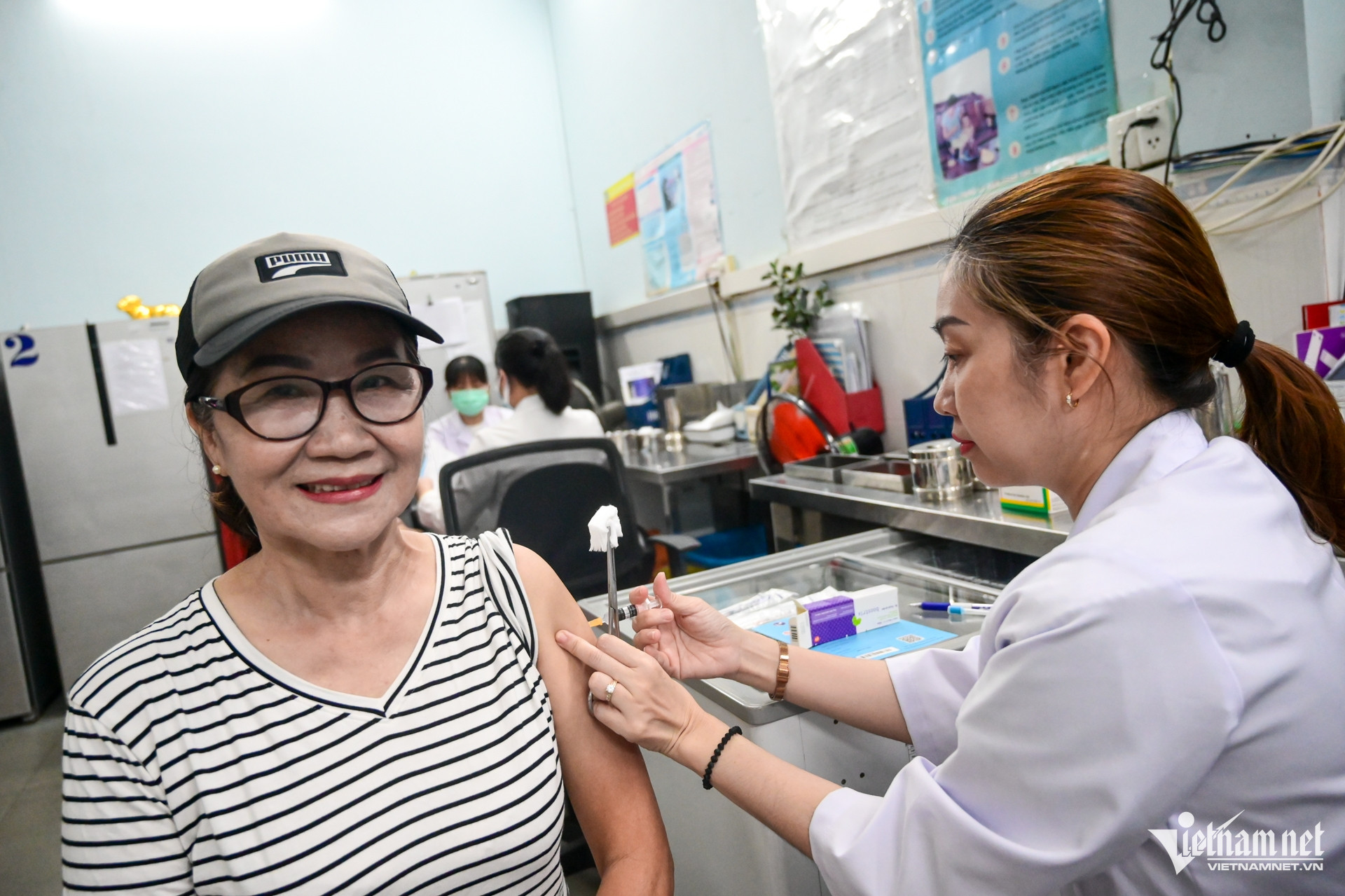 Cả nhà đưa nhau đi tiêm phòng bạch hầu, Viện Pasteur TPHCM tạm hết vắc xin - 10