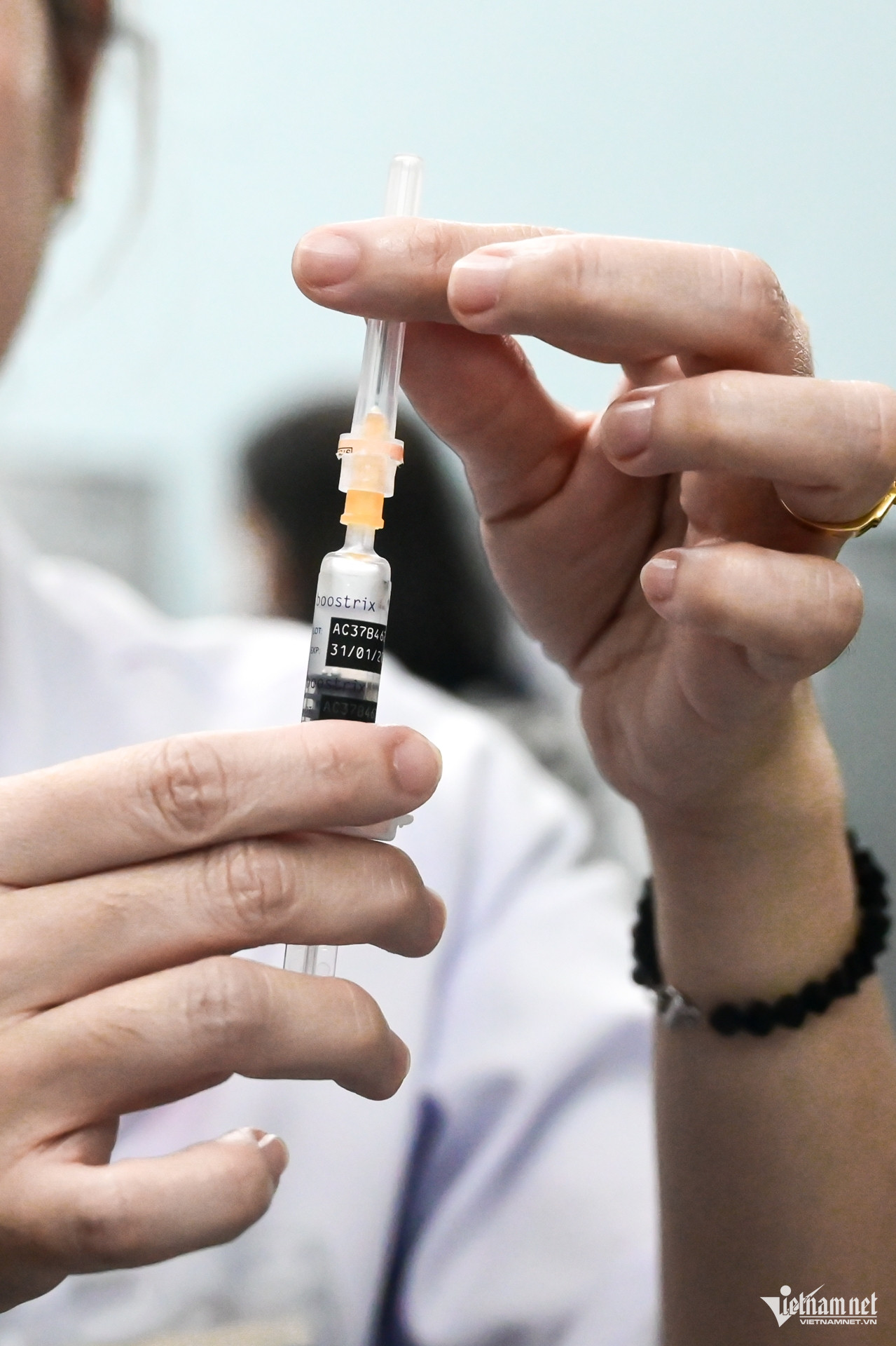Cả nhà đưa nhau đi tiêm phòng bạch hầu, Viện Pasteur TPHCM tạm hết vắc xin - 8