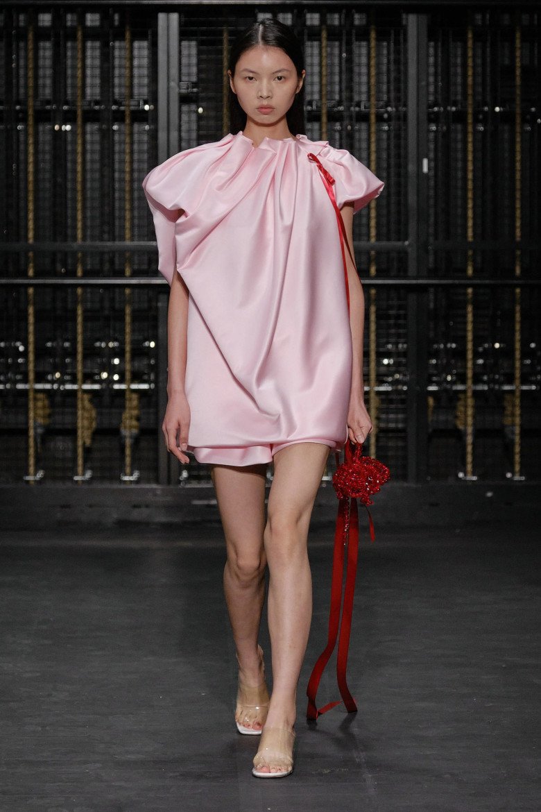 ...hay phong cách nữ tính xinh đẹp của show Simone Rocha SS24.