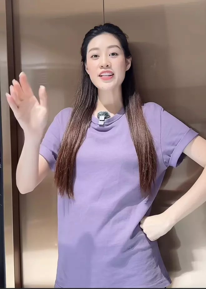 Người đẹp bị soi vòng 2 khi liên tục mặc đồ rộng.