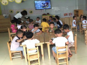 Yêu con - Con gái mẫu giáo đi học về luôn nói đau bụng, phụ huynh thấy ảnh gửi trong nhóm chat lớp liền xanh mặt