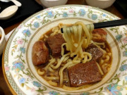 Lifestyle - Bên trong tô mì bò đắt nhất thế giới, dân sành ăn ùn ùn đổ về nếm thử