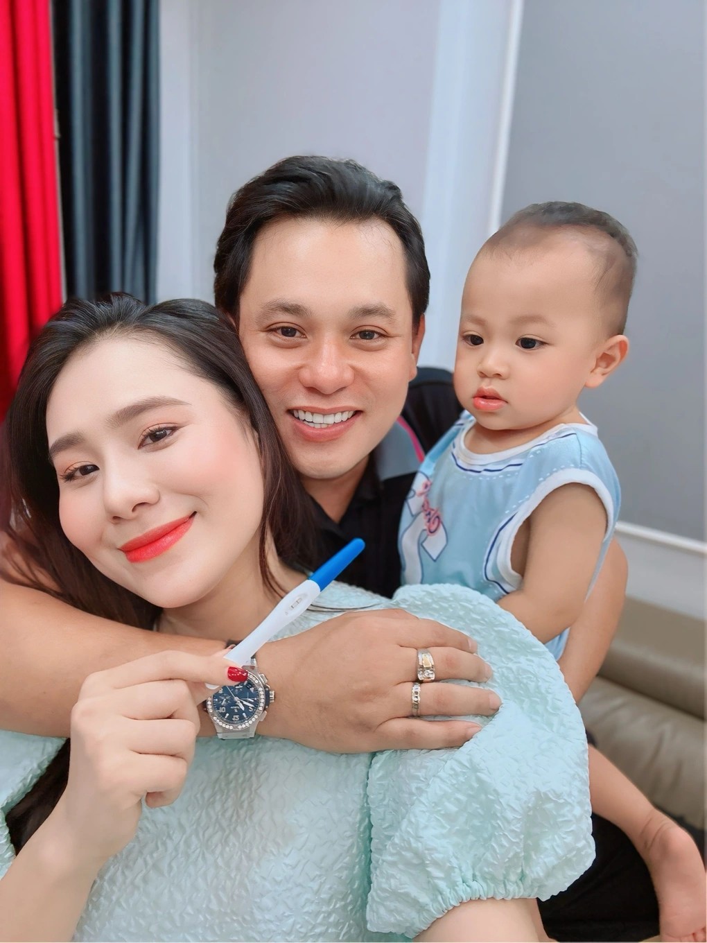 Vợ chồng diễn viên thông báo tin vui hồi tháng 4 vừa qua.