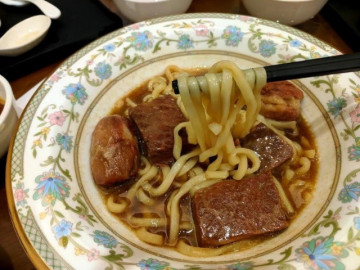 Bên trong tô mì bò đắt nhất thế giới, dân sành ăn ùn ùn đổ về nếm thử