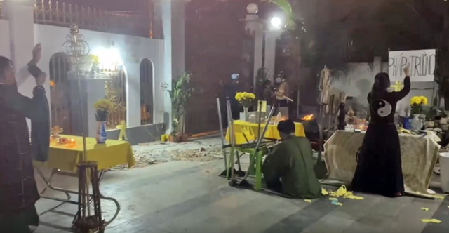 Hình ảnh cúng bái kỳ dị của gia đình chồng chị D.