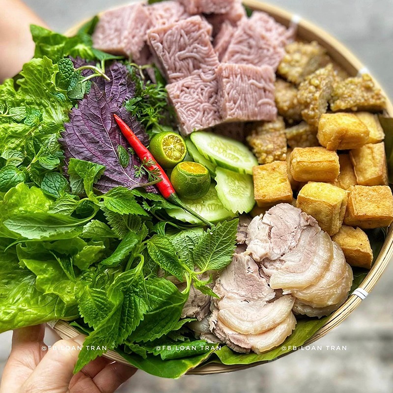 Đổi gió với bún đậu mắm tôm ăn kèm thịt chân giò luộc, chả cốm.
