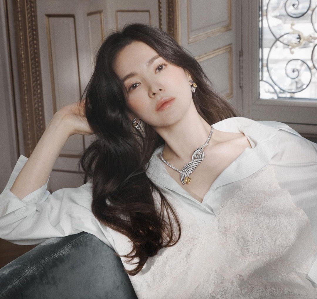 Song Hye Kyo bỏ qua cuộc ly hôn ồn ào để tiếp tục tỏa sáng.