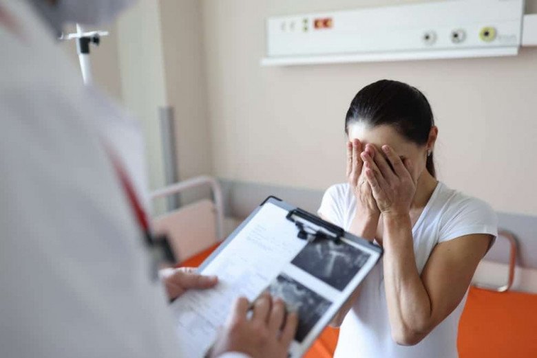 Khi biết tôi đã chẳng thể giữ được đứa bé, một bên vòi trứng lại bị cắt, bố mẹ anh cũng chẳng đoái hoài đến chuyện cưới xin. (Ảnh minh họa)