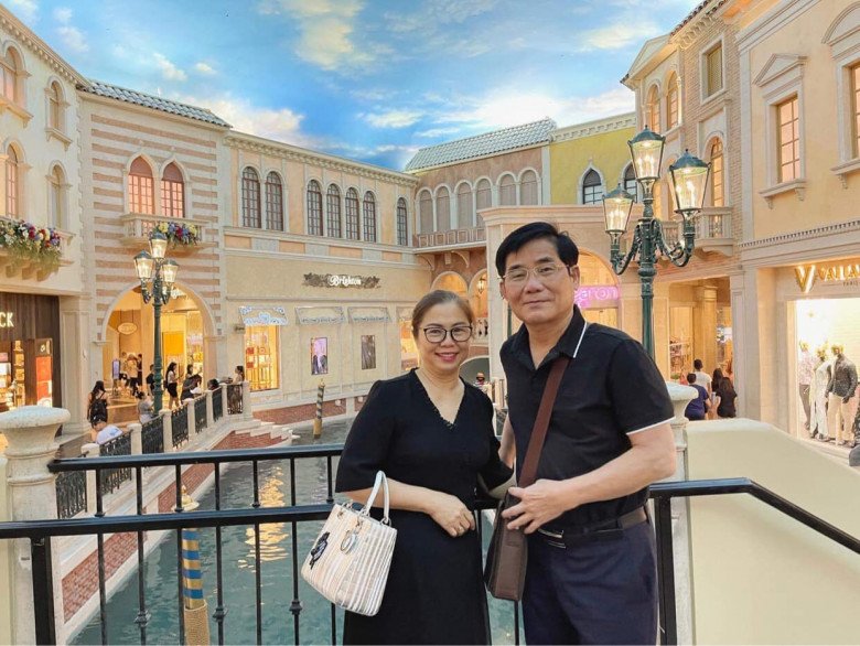 Ông là ca sĩ, nhạc sĩ, giảng viên, người quản lý văn hóa tài năng.
