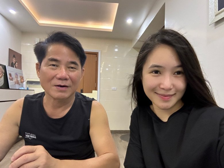 Hương Tràm tự hào về người bố của mình.