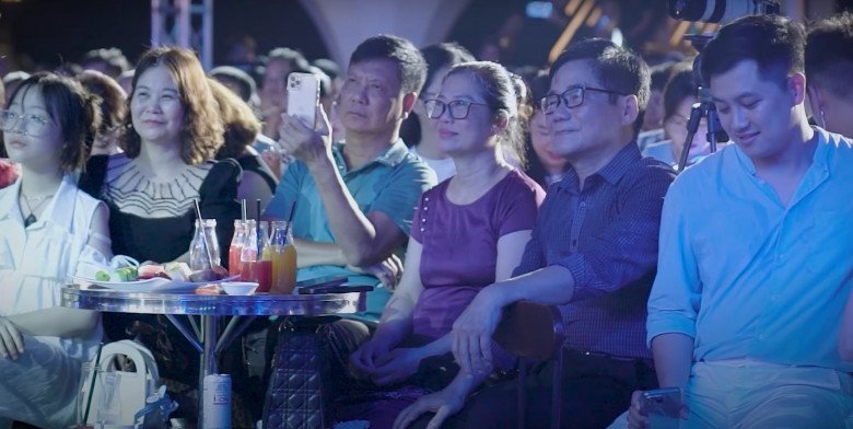 NSND Tiến Dũng và vợ xem show ủng hộ con gái.