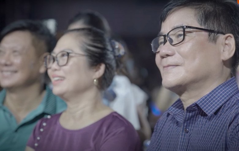 Bố Hương Tràm cho rằng con gái có kỹ thuật tốt hơn sau khi đi du học.