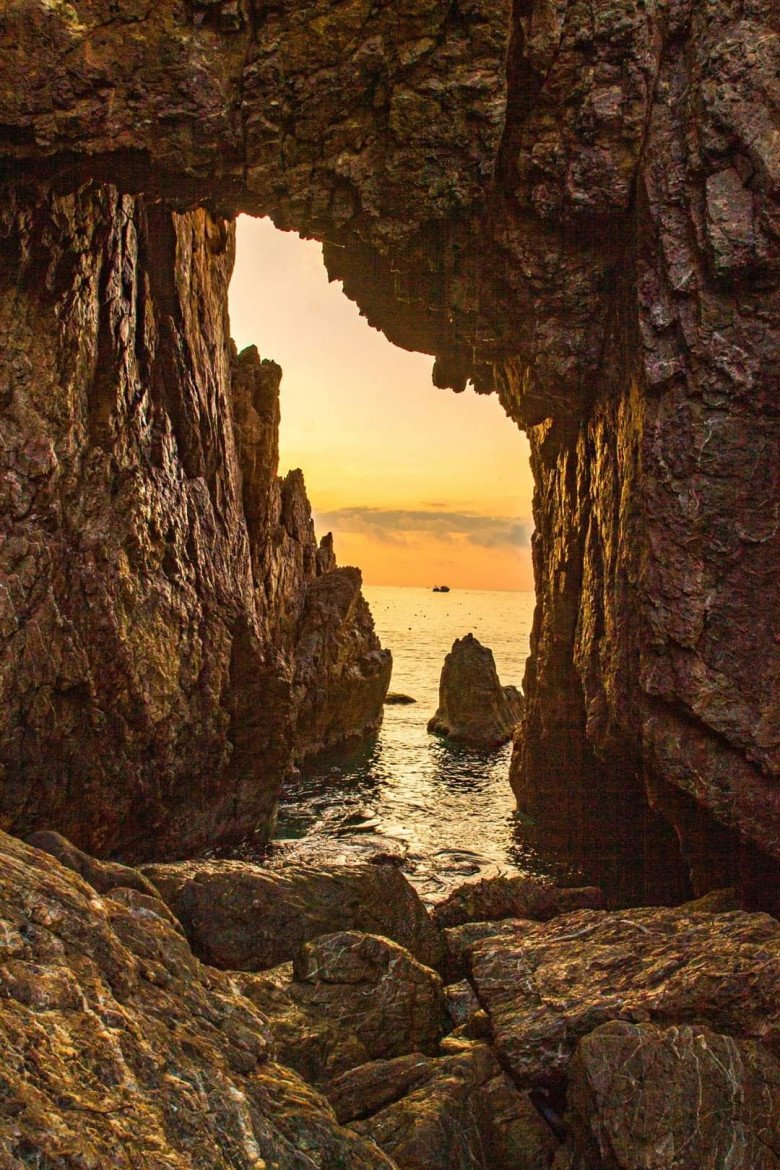 A panoramic view of Mũi Vi Rồng, showcasing its majestic beauty.