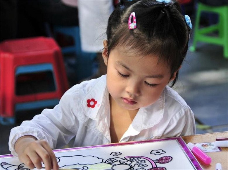 Phụ huynh đăng bức tranh con gái học lớp 3 vẽ, 30.000 bình luận từ cư dân mạng bày tỏ lo lắng - 2