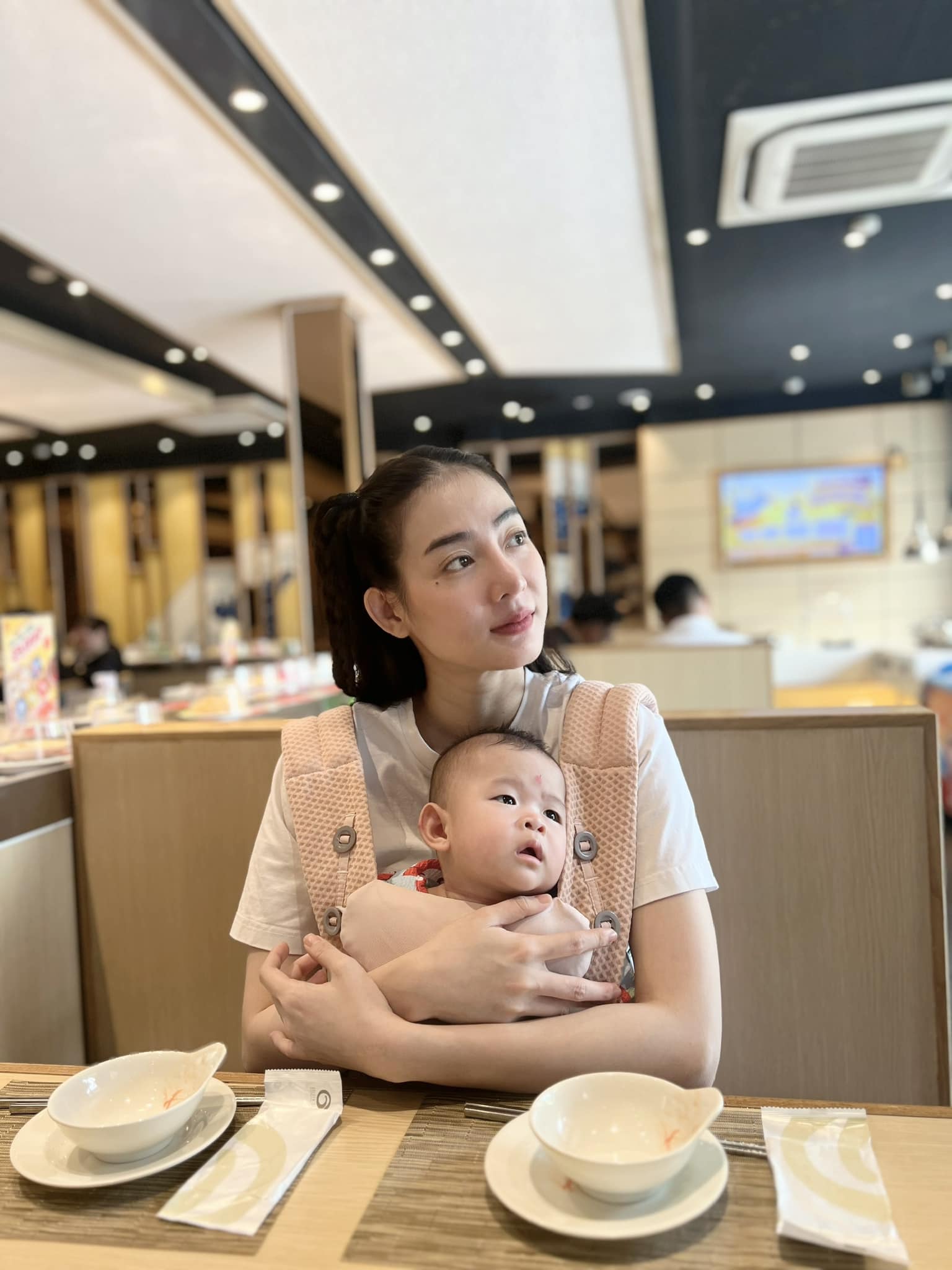 “Vợ chồng em không chuẩn bị gì cho việc có thai nhưng khi phát hiện có bé thì em vui không tả nổi. Vì em nghĩ mình không có khả năng mang thai nữa. Em mới nói với chồng, chồng em bảo là chờ ổn định mới thông báo với mẹ nhưng ngay hôm sau thì cả nhà đều biết”.