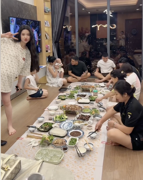 Bữa tiệc tổng kết trước khi đi đẻ của vợ chồng Quang Hải.