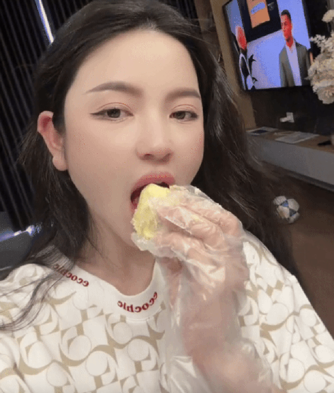 Nàng WAGs tranh thủ ăn sầu siêng trước khi đi đẻ. 