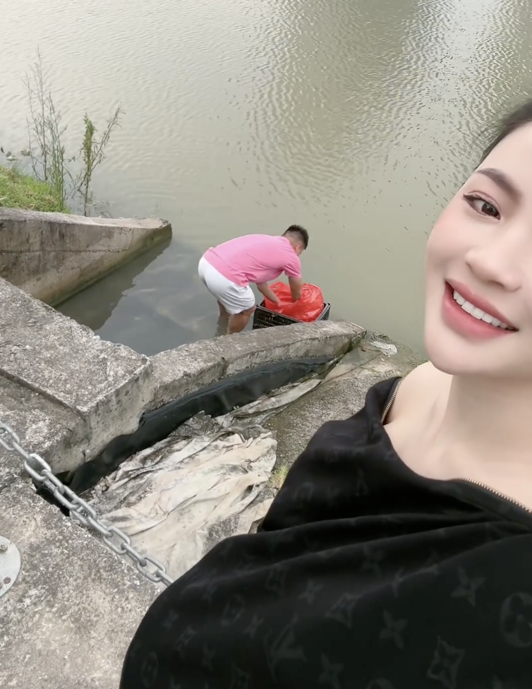 Chu Thanh Huyền quay cảnh cùng ông xã đi thả cá.