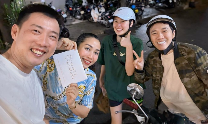 Sao Việt 24h: Thanh Hằng diện váy suông, lộ vòng 2 lớn khi xuất hiện tình tứ bên chồng nhạc trưởng - 6
