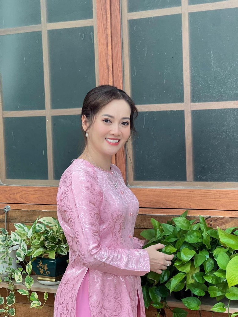 Sao Việt 24h: Thanh Hằng diện váy suông, lộ vòng 2 lớn khi xuất hiện tình tứ bên chồng nhạc trưởng - 11