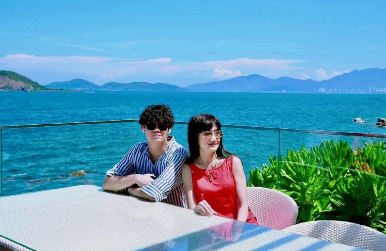 Sao Việt 24h: Thanh Hằng diện váy suông, lộ vòng 2 lớn khi xuất hiện tình tứ bên chồng nhạc trưởng - 9