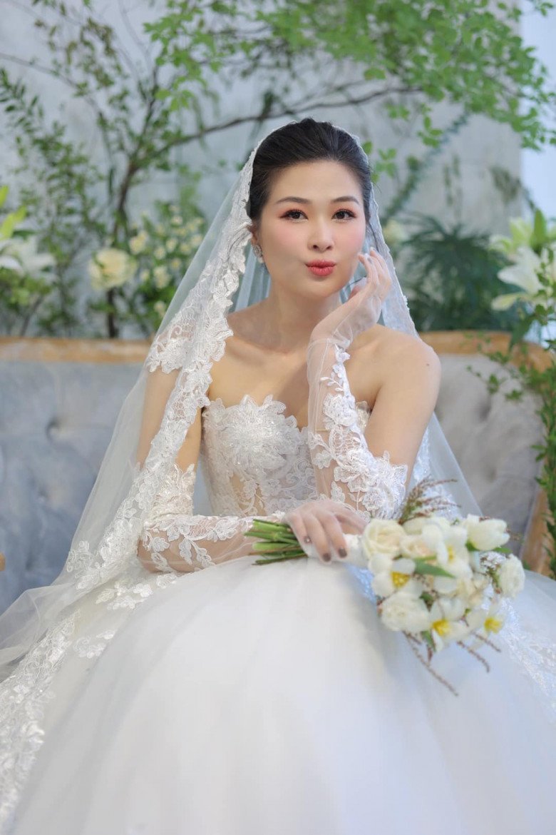 Sao Việt 24h: Thanh Hằng diện váy suông, lộ vòng 2 lớn khi xuất hiện tình tứ bên chồng nhạc trưởng - 7