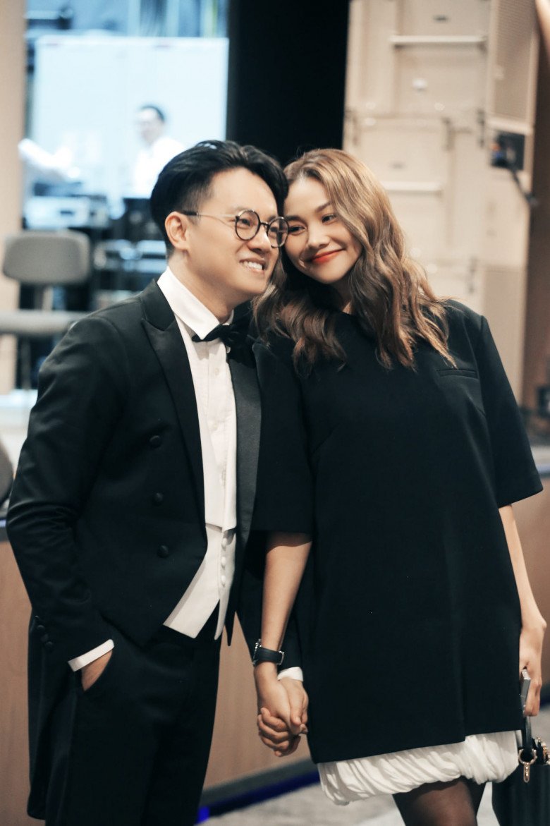 Siêu mẫu Thanh Hằng xuất hiện với chiếc đầm suông che vòng 2 khiến nhiều người đặt nghi vấn cô có tin vui.