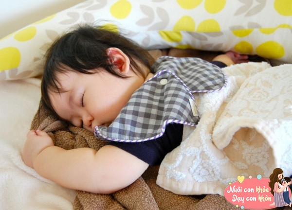 Khi trẻ quá nóng cũng sẽ gây khó chịu về thể chất.