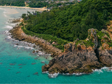 Mỏm núi cực hot ở Bình Định: Hình dáng như rồng vươn ra biển, khung cảnh hùng vĩ tựa trời Tây