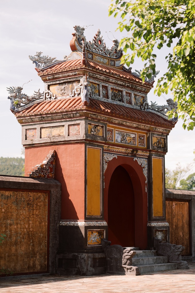 Cổng dẫn vào khu mộ vua Dục Đức hôm đầu tháng 7. Ảnh: Tuấn Anh