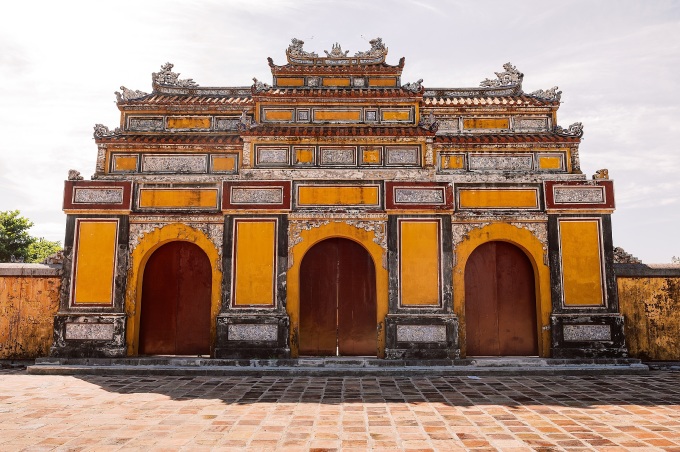 Cổng tam quan trước điện Long Ân đóng cửa đầu tháng 7. Ảnh: Tuấn Anh