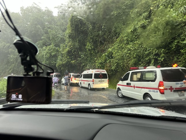 Nhiều xe cứu thương cũng đã có mặt tại hiện trường (Ảnh: TPO)