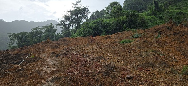 Theo cơ quan chức năng, trước đó, trưa ngày 12/7 tại địa điểm trên xảy ra vụ sạt đất đá với khối lượng lớn chiều dài sạt lở khoảng 80m, khối lượng đất đá sạt ước khoảng 1000m3. Đến 17h30 chiều cùng ngày, lực lượng chức năng đã khắc phục cơ bản giao thông đi lại bình thường. Tuy nhiên, từ đêm ngày 12/7 đến rạng sáng ngày 13/7/2024, trên địa bàn huyện tiếp tục có mưa lớn tại vị trí cũ tiếp tục sạt lở với khối lượng lớn, khối lượng đất đá sạt ước khoảng 2000 m3.( Ảnh: Viettimes)