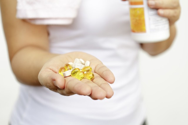 Phụ nữ mang thai nên bắt đầu uống vitamin tổng hợp.