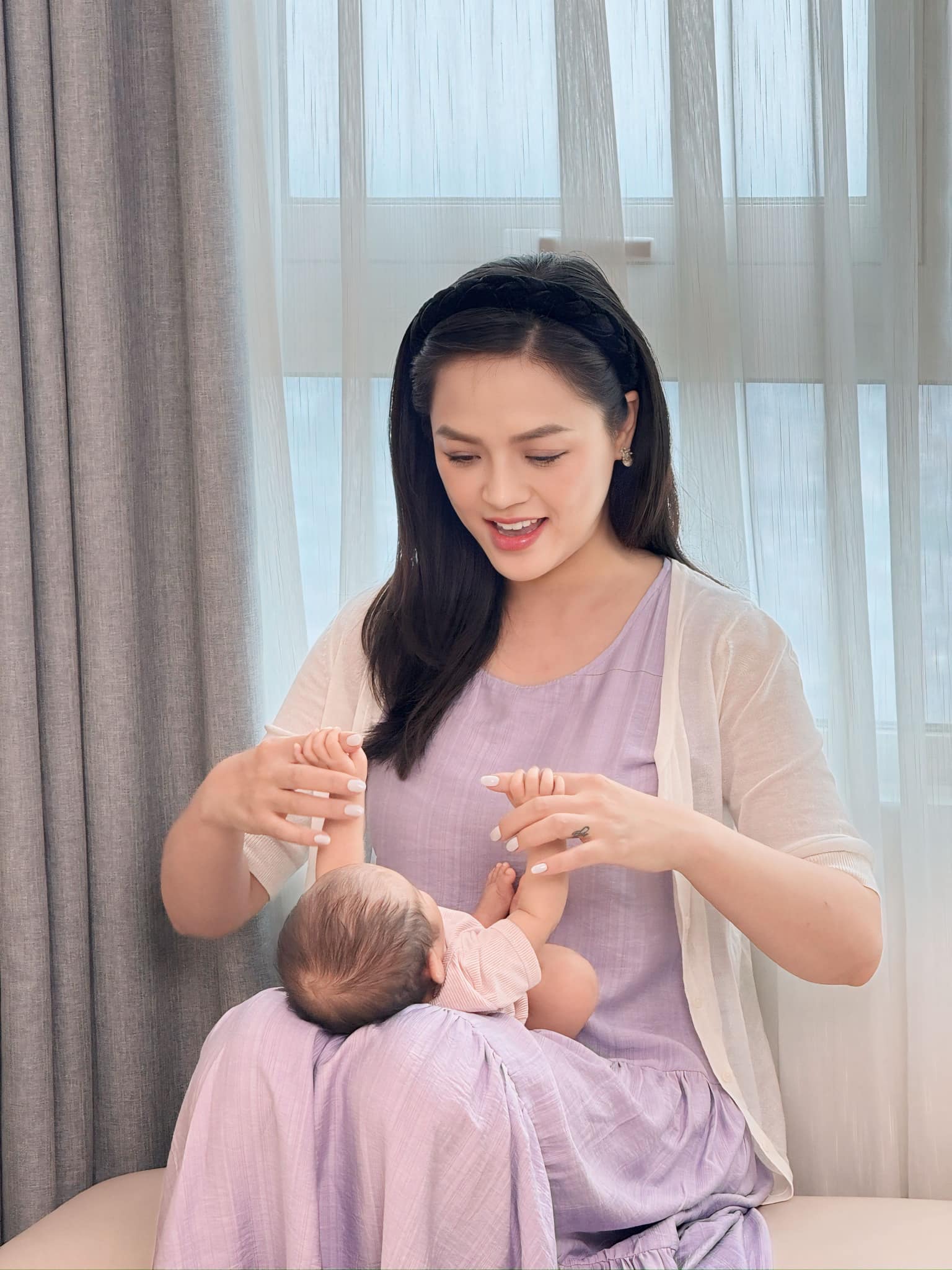 Có thể thấy đang trong thời gian ở cữ, dù có vẻ đầy đặn hơn trước đây nhưng Thu Quỳnh vẫn giữ được nét tươi trẻ, thậm chí nhiều người nhận xét nữ diễn viên ngày càng nhuận sắc.