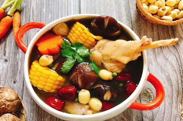 Mẹ có thể kết hợp táo tàu nấu cùng các nguyên liệu khác như thịt bằm, xương gà, củ sen, hạt sen...