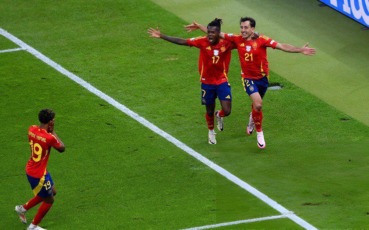 Nhưng vào cuối trận, Mikel Oyarzabal, cầu thủ cũng vào sân từ băng ghế dự bị, đã ghi bàn ấn định chiến thắng 2-1 cho Tây Ban Nha.