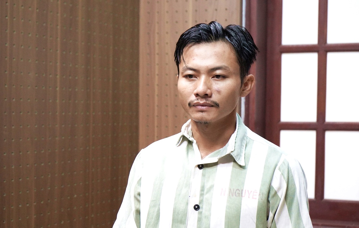 Bị can Lê Thanh Nhất Nguyên nghe tống đạt Quyết định khởi tố - Ảnh: Công an Long An