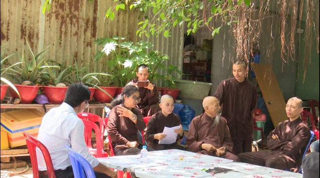 Cơ quan điều tra làm việc với những người sống ở tịnh thất - Ảnh: VOV