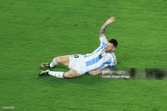 Nóng: Xót xa khoảnh khắc Messi khóc nức nở rời sân vì chấn thương ở ...
